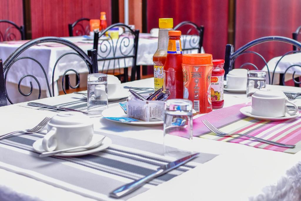 Welcome to Mzunguu Safari Lodge, where the untamed beauty of Africa meets the pinnacle of luxury and hospitality.